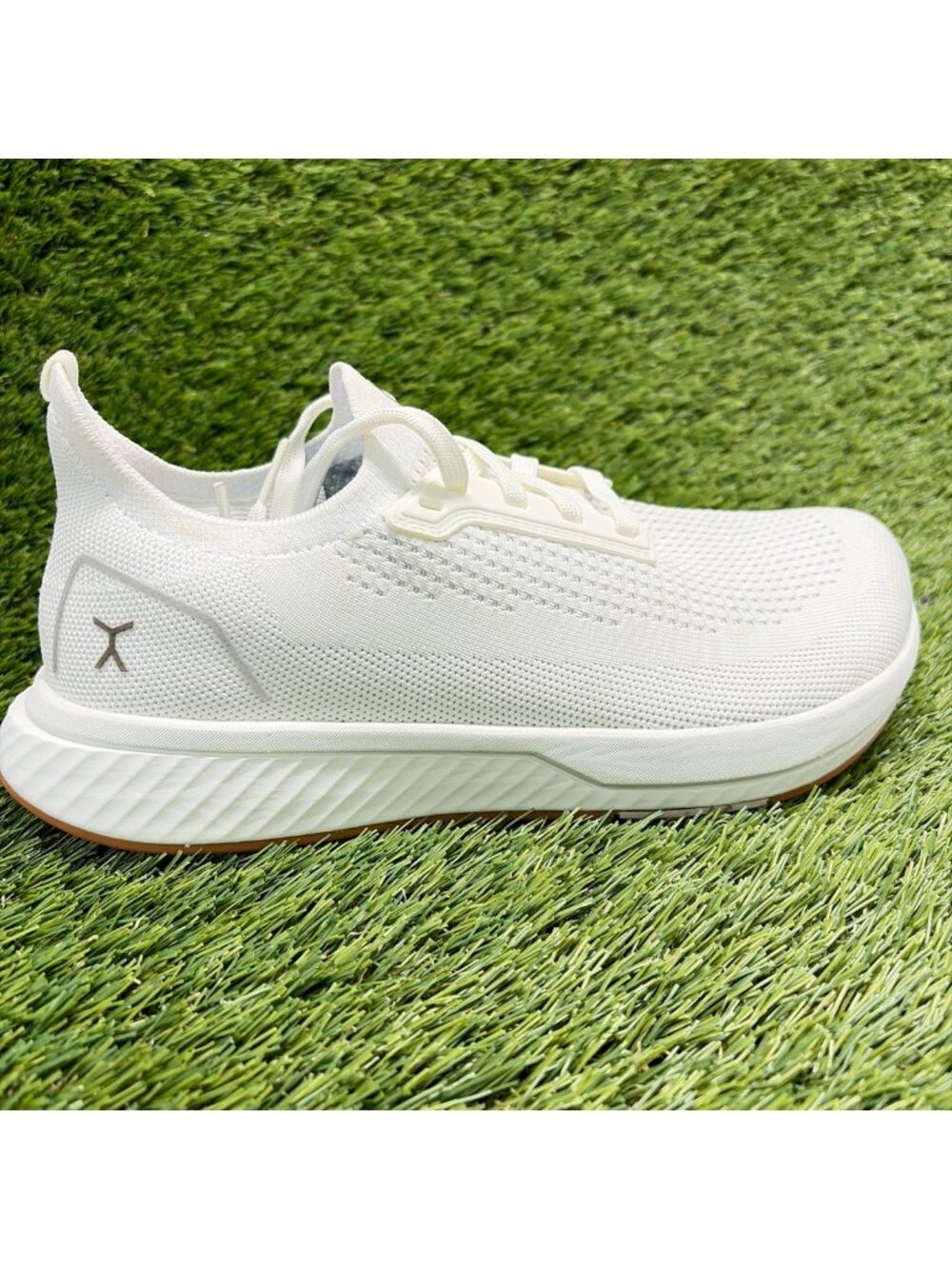 Flux Adapt Runner White Gum Womens Size 9 Mens Size 7.5 Athletic Running Shoes
